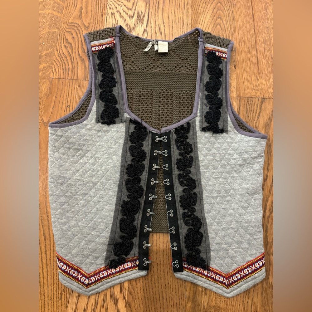 Gimmicks by BKE hook and eye closure vest M